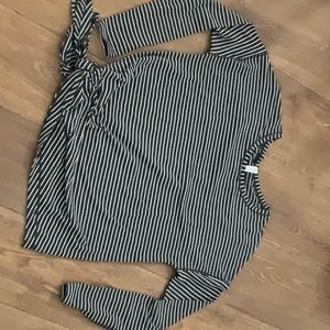Lululemon Size 4 Longsleeve b&w stripe shirt with side tie .  Good condition!